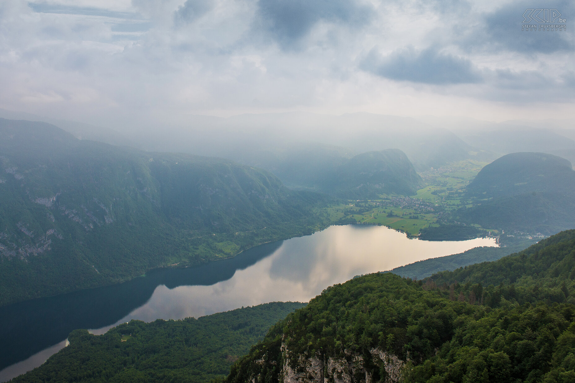 Bohinj - Vogel Zicht op het meer van Bohinj vanaf de bergtop en het skioord Vogel Stefan Cruysberghs